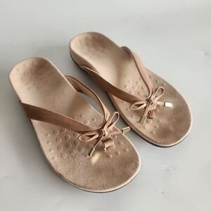 Vionic Bella Slip On Thong Flip Flop Sandal Nude Beige Patent Size 8.5
